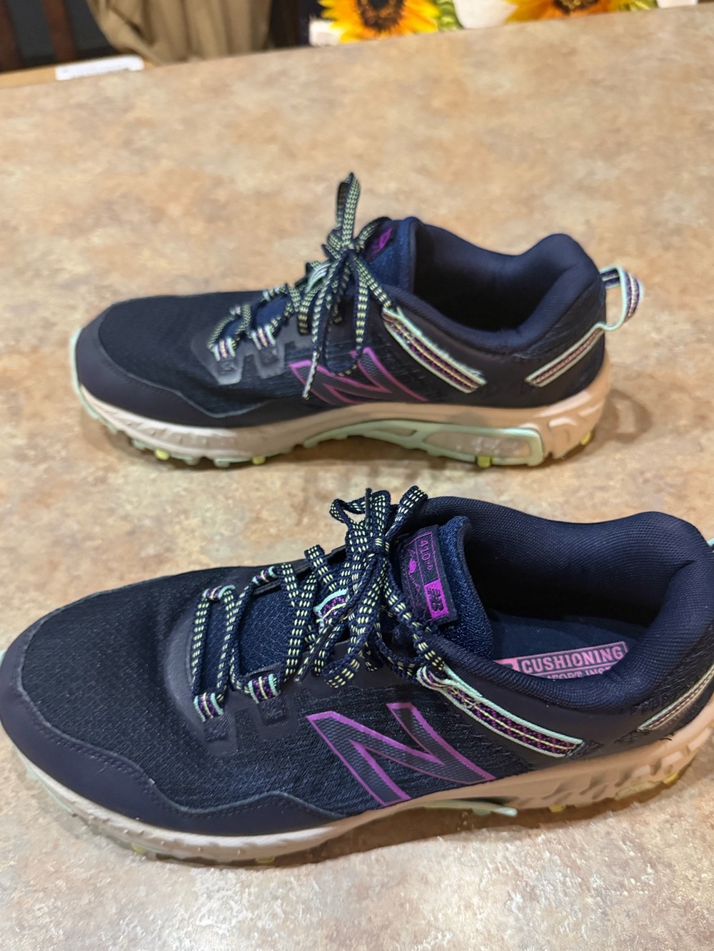 New Balance Women's 410 V6 Trail Shoes. Navy with Purple Accent. Size 9 - Picture 2 of 7